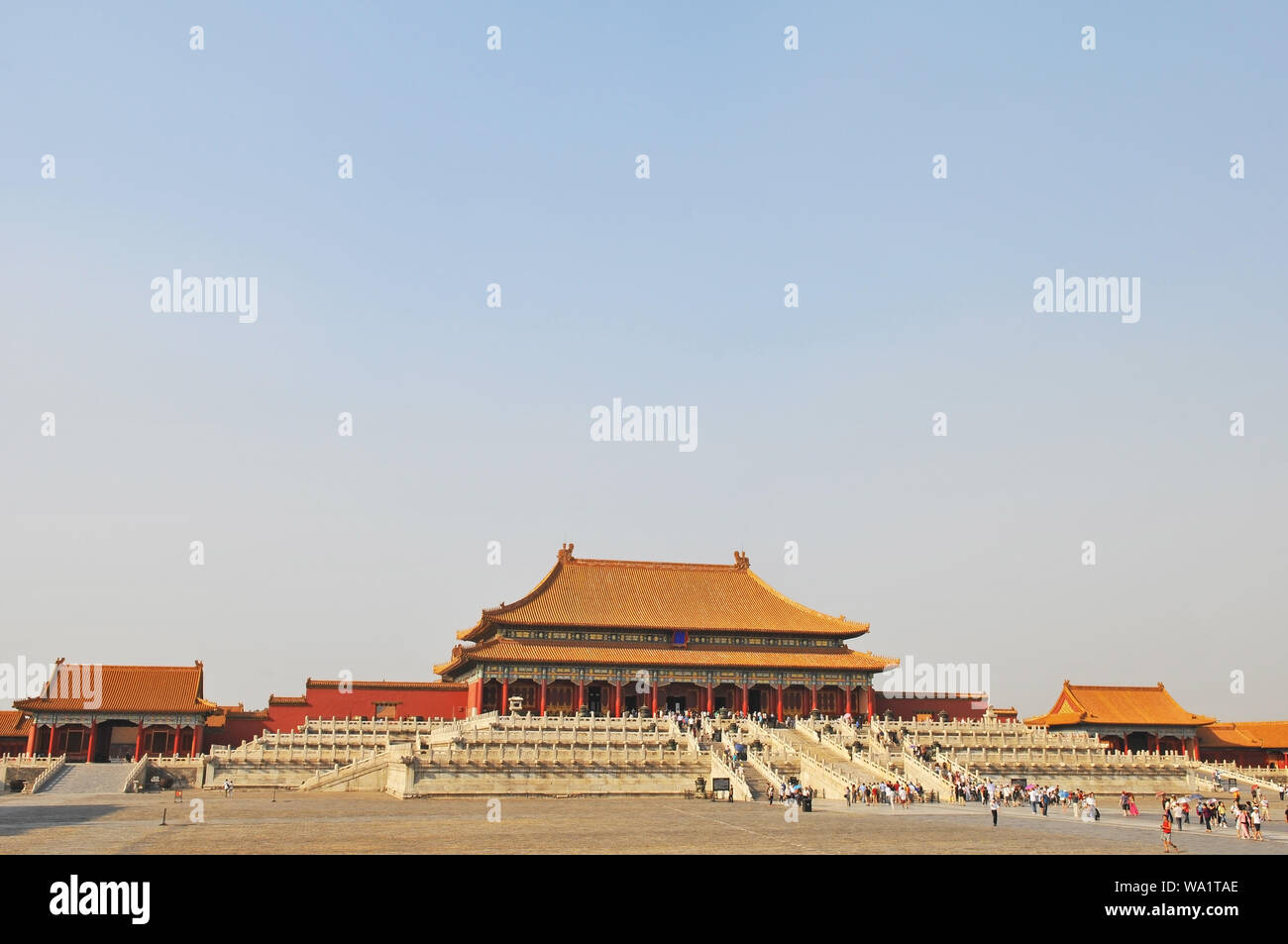 Stadtbild der Verbotenen Stadt mit Touristen auf dem Weg zur Halle der Höchsten Harmonie, Peking, China. Stockfoto