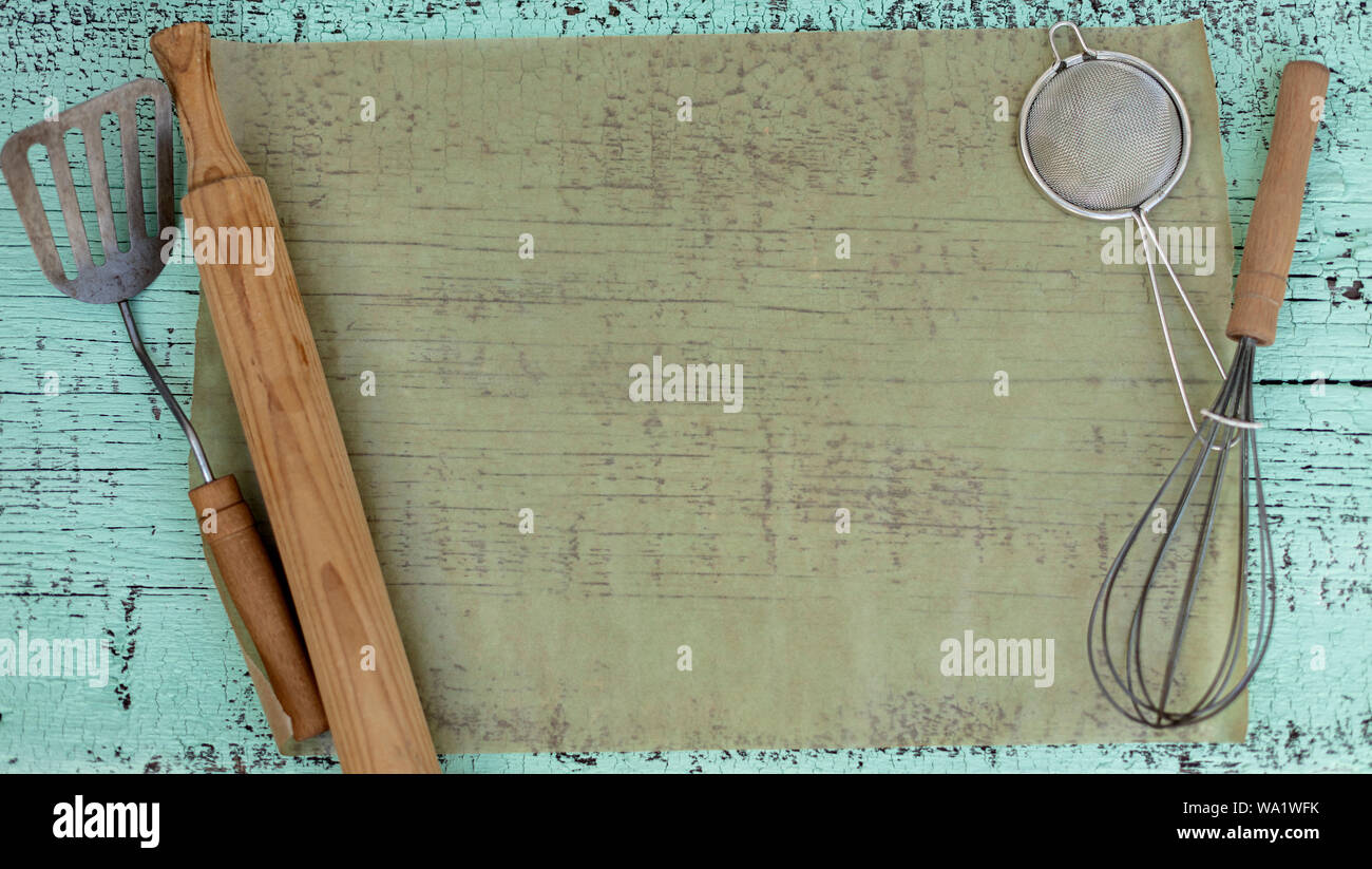 Jahrgang alte Küchengeräte aus Holz auf einem grünen Hintergrund. Selektive konzentrieren. Stockfoto