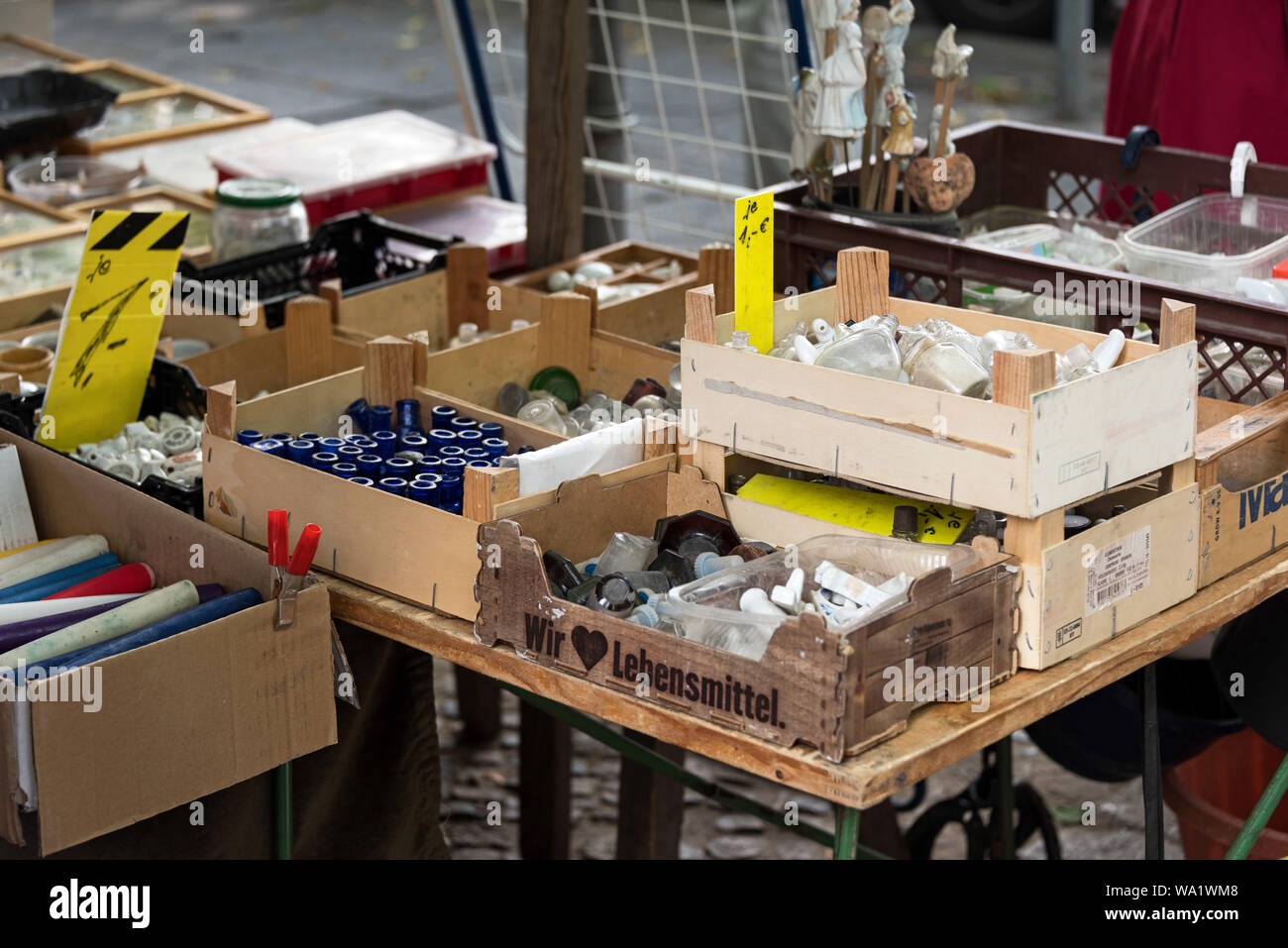 Boxen von Miniatur Flaschen am Arkonaplatz Flohmarkt, Berlin, Deutschland. Stockfoto