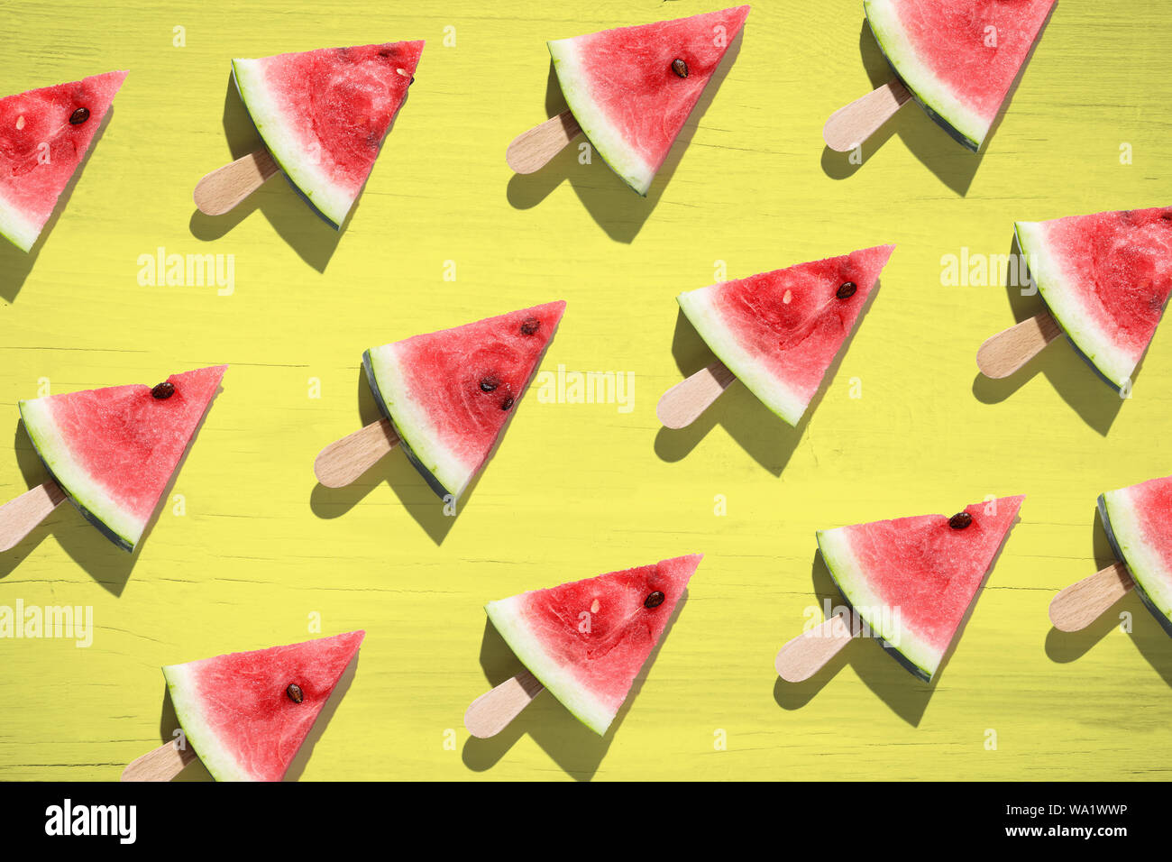 Wassermelone in Scheiben geschnitten auf farbigen Hintergrund. Ansicht von oben Stockfoto