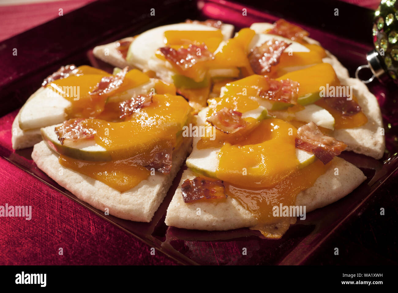 Gegrilltes Fladenbrot mit Apple, Käse und Speck Stockfoto