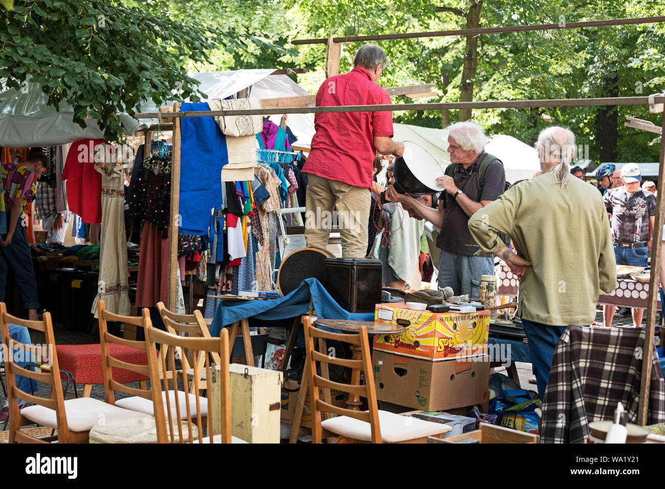 Käufer der Inspektion eines Vintage Leuchte am Arkonaplatz Flohmarkt, Berlin, Deutschland. Stockfoto