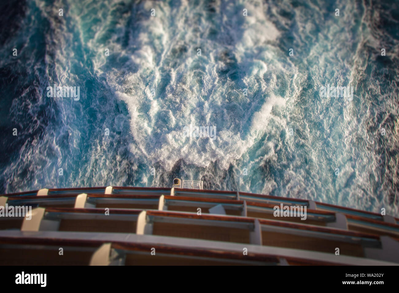 Blick auf den Stern von einem Kreuzfahrtschiff und der Schaum durch die Propeller links, Mittelmeer Stockfoto