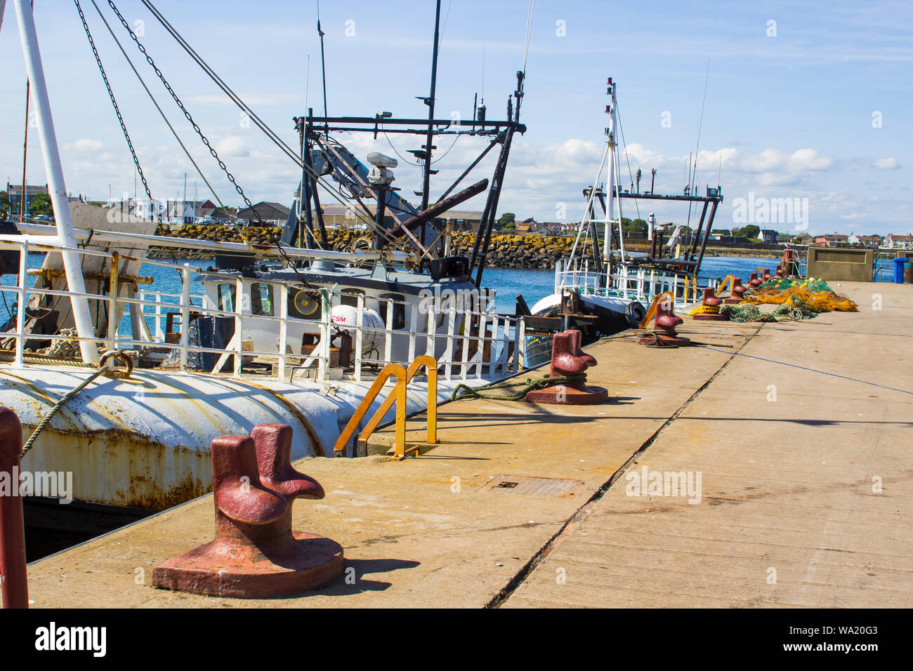 8. August 2019 Trawler am Kai für das Wochenende im Ardglass Harbor County Down Nordirland Stockfoto