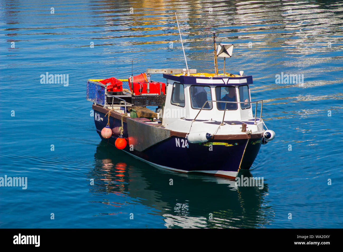 8. August 2019 ein kleines Boot für Hummer und Krabben Fischen kommen Sie sich verfangen im Ardglass Harbor County Down Nordirland auf einer feinen zum Entladen verwendet Stockfoto