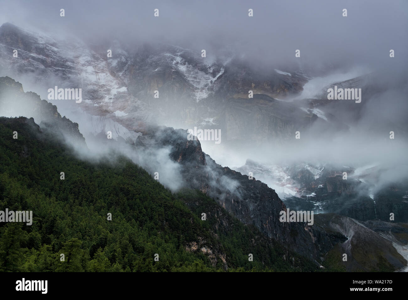 Aden schneebedeckten Bergen des malerischen Ort Stockfoto