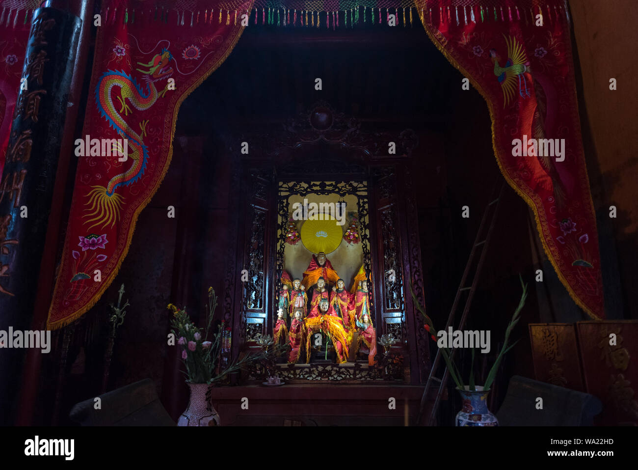 Ho Chi Minh City, Vietnam: ein Altar in der Dämmerung von Tam Tam son (Sohn) Hoi Quan Pagode. Die alten Tempel in Cho Lon, Saigon's Chinatown entfernt. Stockfoto