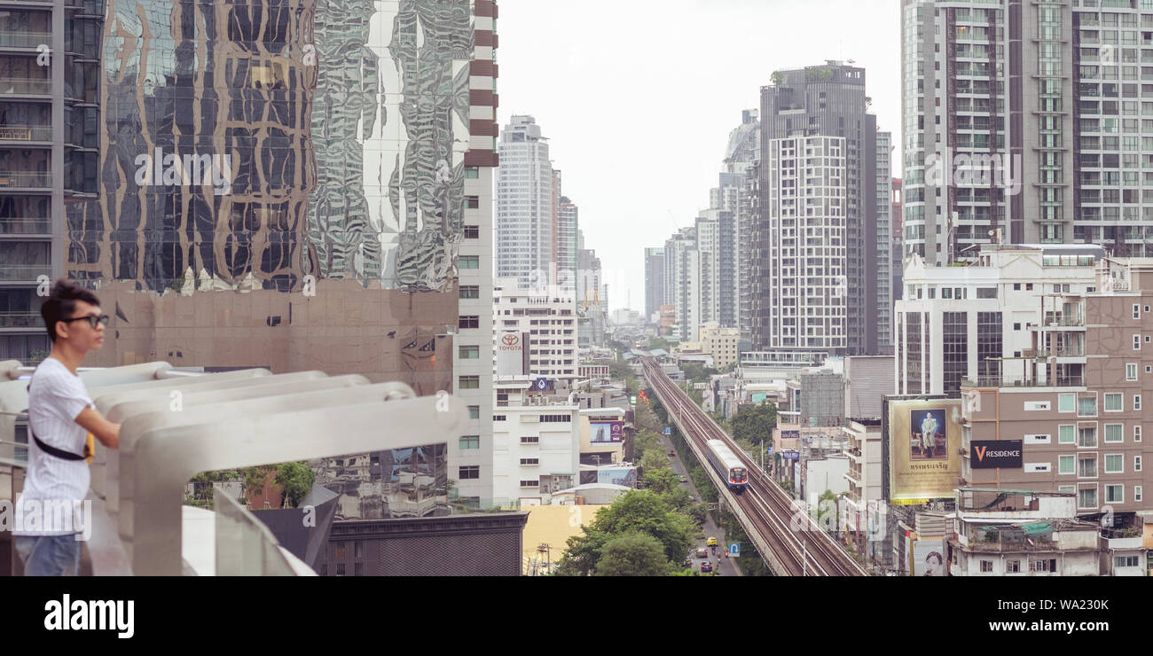 Bangkok: ein Panorama der Innenstadt in Watthana Bezirk mit der Sukhumvit Road und BTS-Linie von Phrom Phong durch Thong Lo zu Ekkamai entfernt. Stockfoto