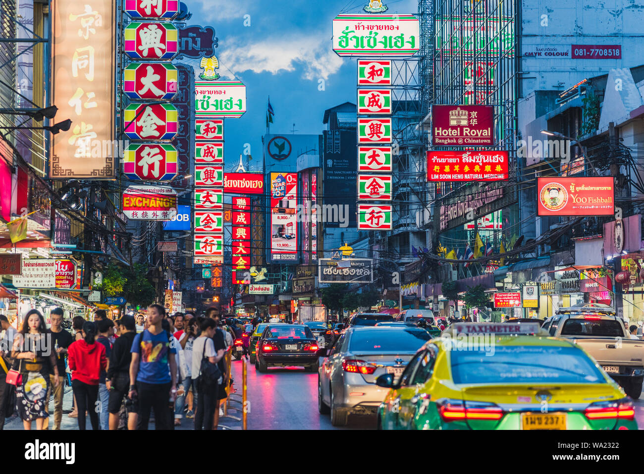 Bangkok, Thailand - Juni 5, 2019: Yaowarat Road mit chinesischen Firmenschilder, der Straßenverkehr und die Menge. Stockfoto