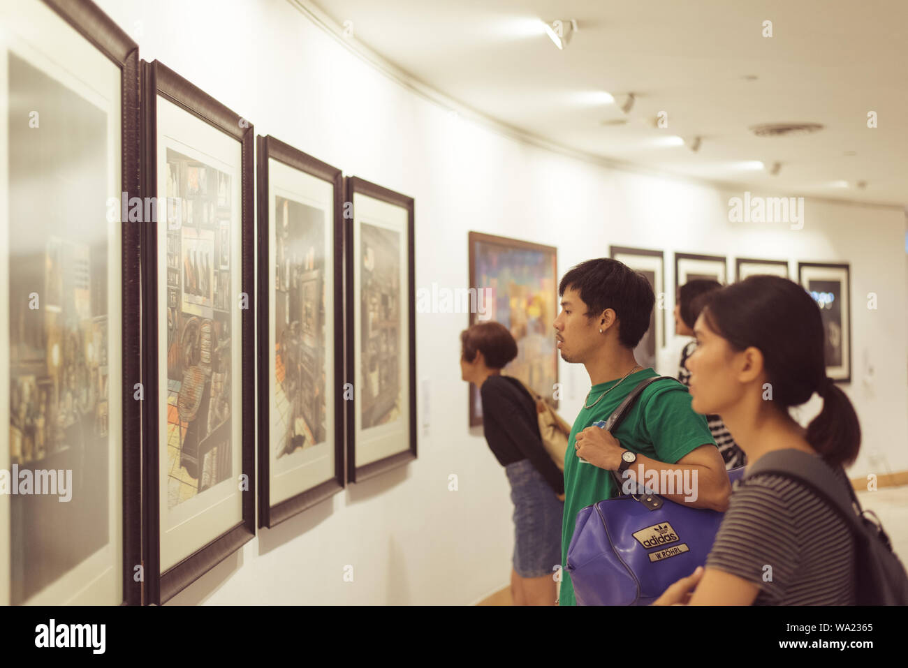 Bangkok, Thailand - 16. Juni 2019: junge Thais Kunstwerke in einer Ausstellung in Bangkok Kunst und Kultur Zentrum. Stockfoto