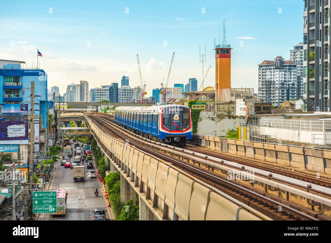 Bangkok - 25. Juni 2019: ein Zug kommt in die Mutter auf der BTS-Station, mit der Sukhumvit Road unter. Stockfoto