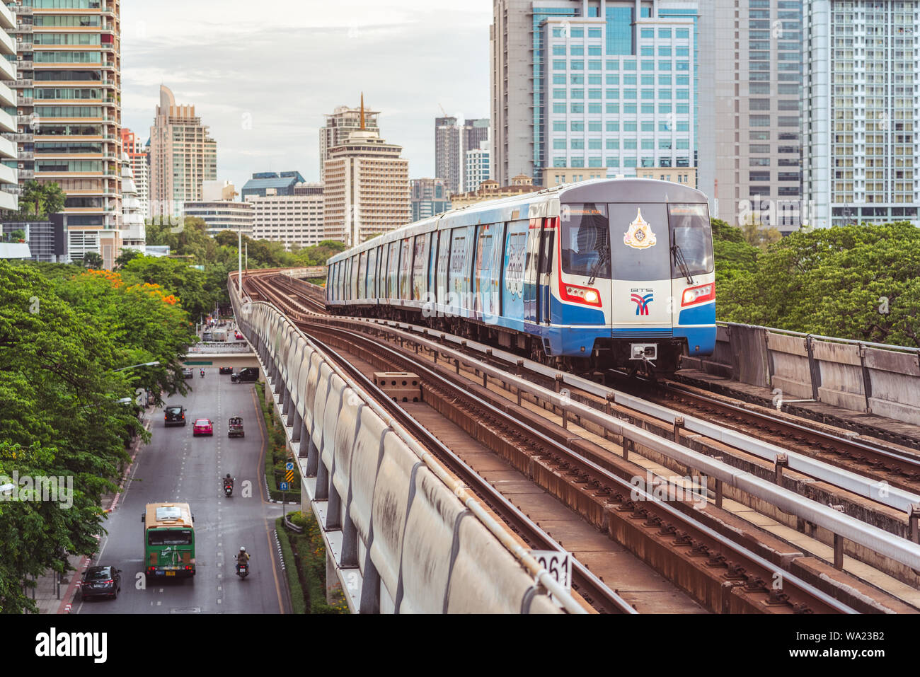 Bangkok - 25. Juni 2019: BTS-Zug fährt in Richtung Ratchadamri Station mit den Konturen der Innenstadt (Bang Rak Bezirk, Si Lom) im Hintergrund Stockfoto