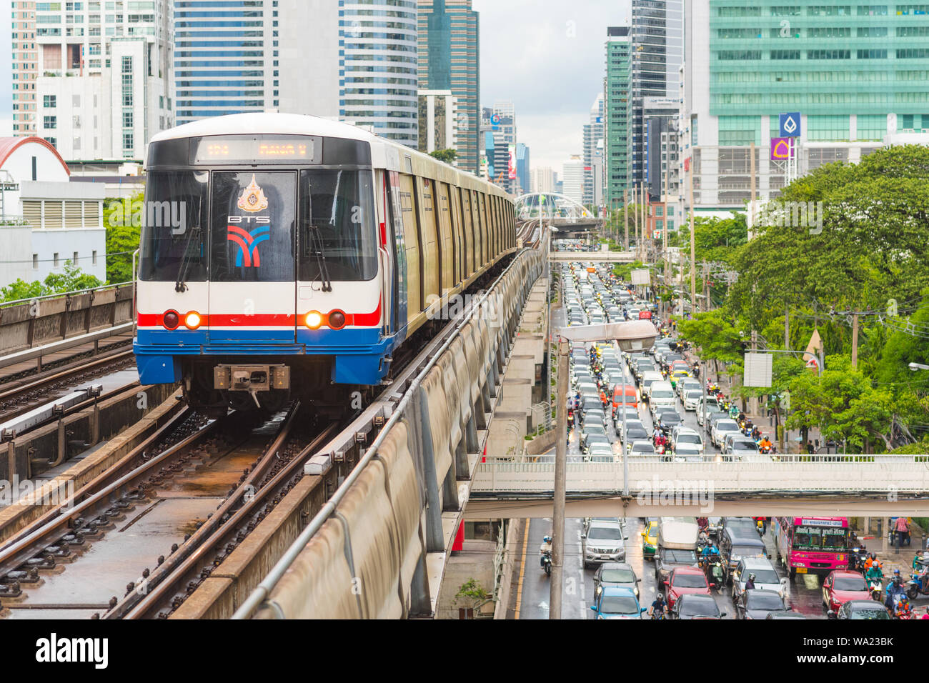 Bangkok - 25. Juni 2019: ein Zug fährt in Richtung BTS Surasak Station über den Stau auf Sathon Tai Straße in der Innenstadt. Stockfoto