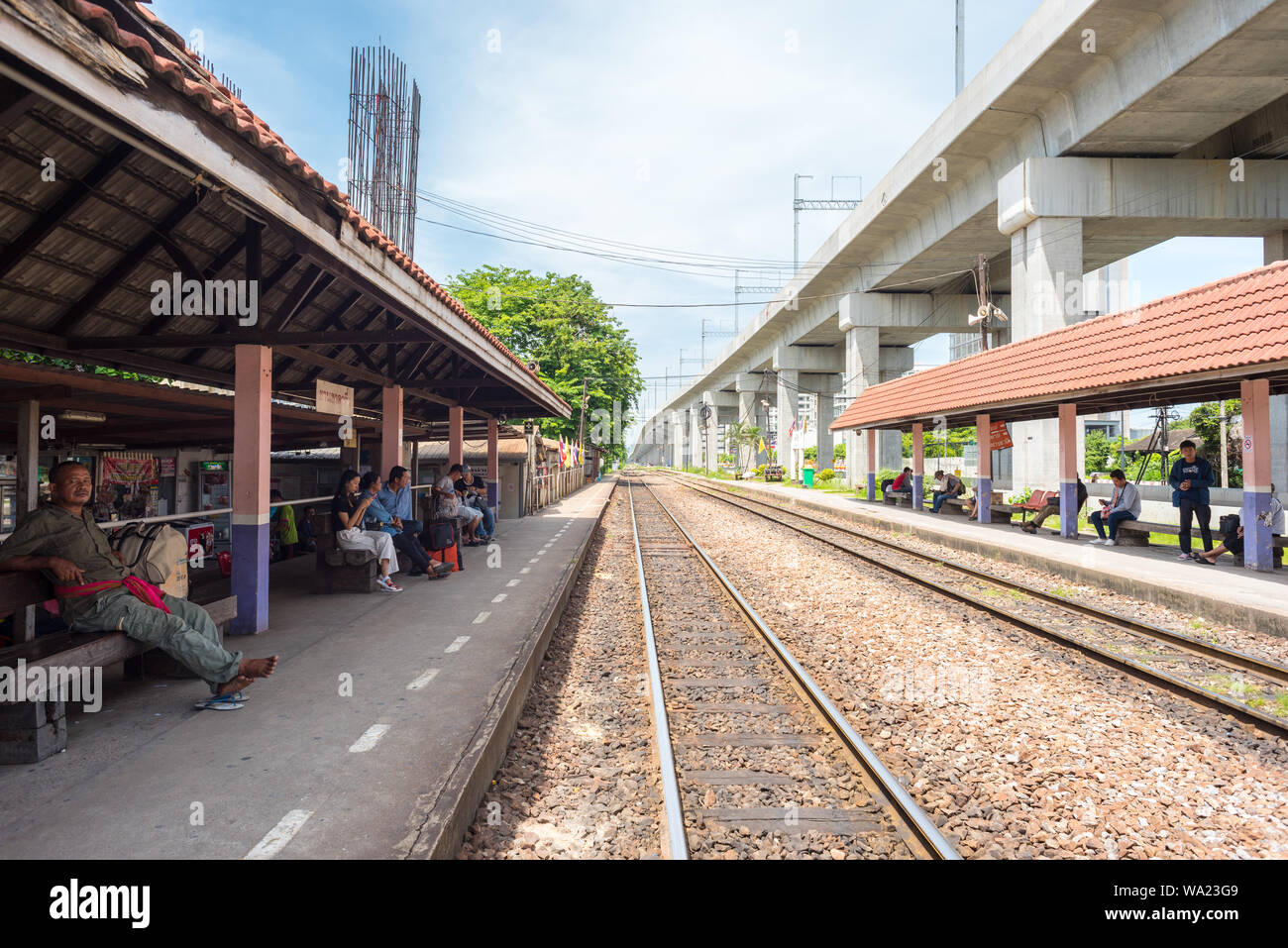 Bangkok - Juli 11, 2019: Lak Si Bahnhof und Säulen von Don Mueang Mautstraße. Stockfoto
