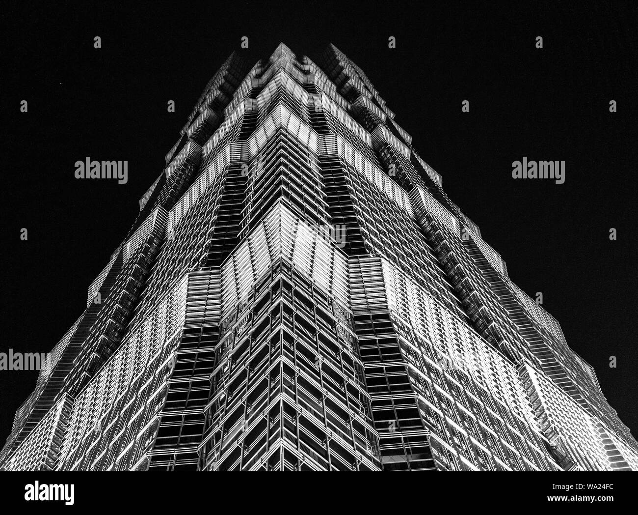 Schwarze und weiße abstrakte geometrische Minimalismus in der Architektur mit dem Jin Mao Tower skyscraper von Shanghai, China. Symmetrie der Asymmetrie. Stockfoto