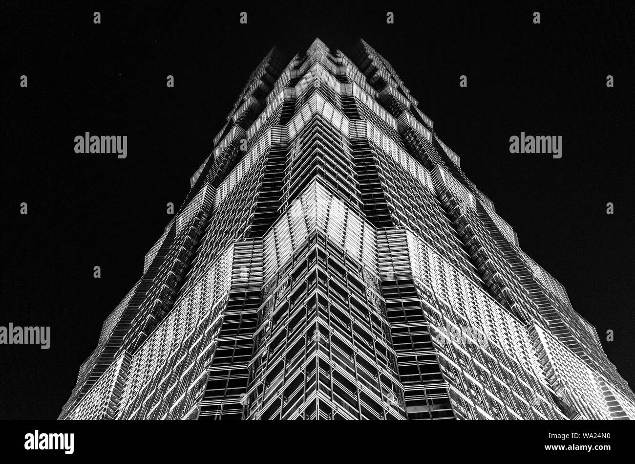 Schwarze und weiße abstrakte geometrische Minimalismus in der Architektur mit einem Wolkenkratzer von Shanghai, China. Stockfoto