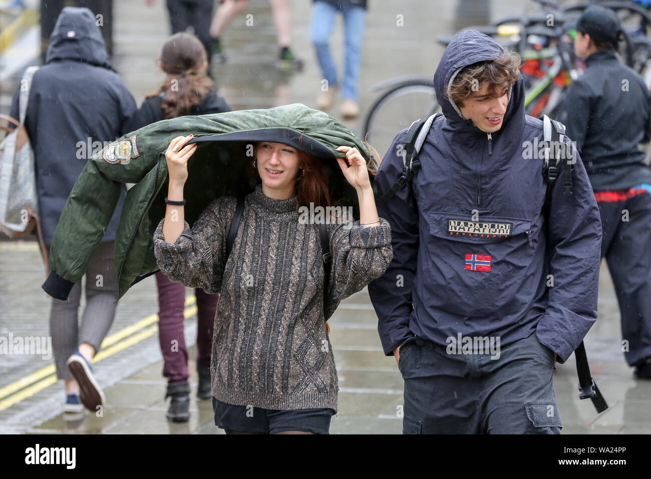 London, Großbritannien. 16 Sep, 2018. Eine Frau, die selbst für eine grüne Jacke an einem windigen und regnerischen Tag in London. Quelle: Steve Taylor/SOPA Images/ZUMA Draht/Alamy leben Nachrichten Stockfoto