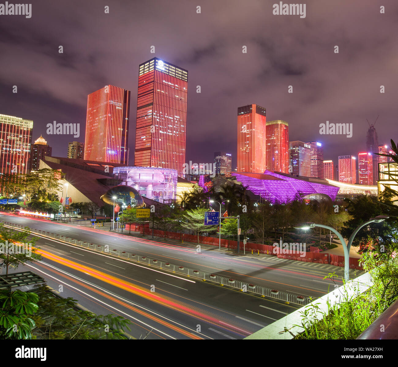 Shenzhen, Guangdong Provinz Gebäude bei Nacht Stockfoto