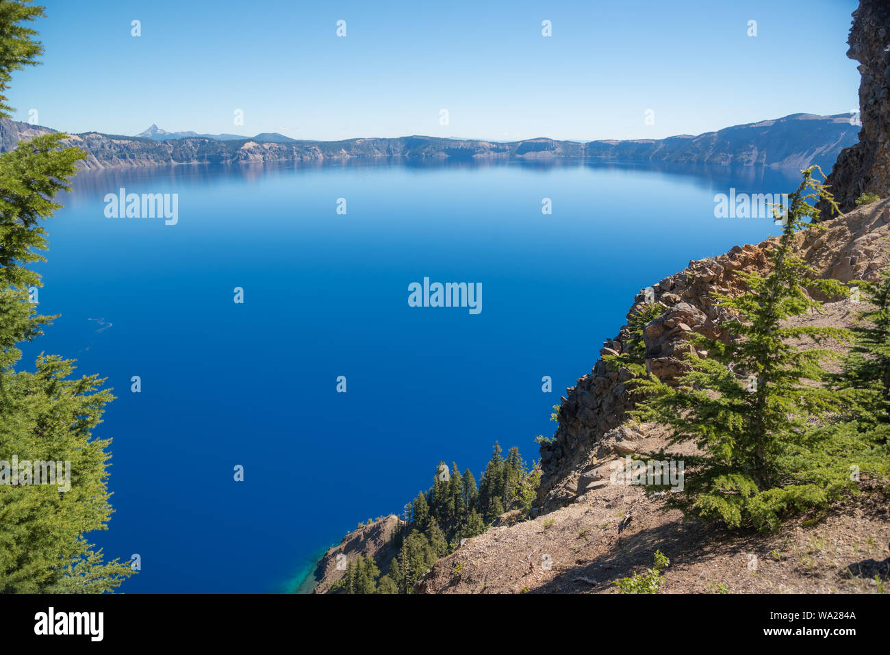 Atemberaubender Landschaftsblick auf das tiefblaue Wasser des Crater Lake National Park, Oregon Stockfoto
