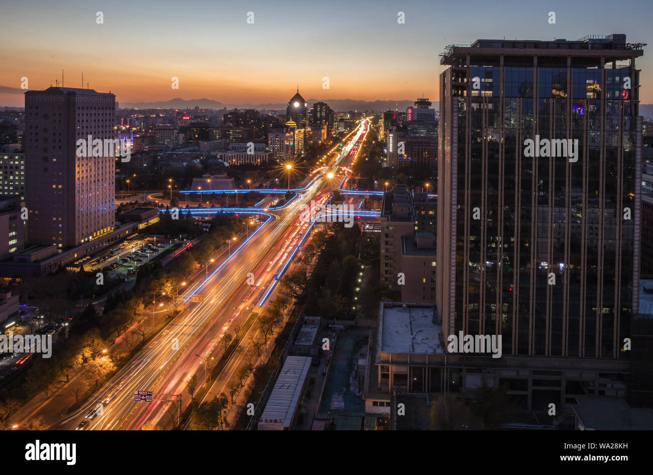 Chang'an Avenue Beijing jianguomen Bridge bei Nacht Stockfoto