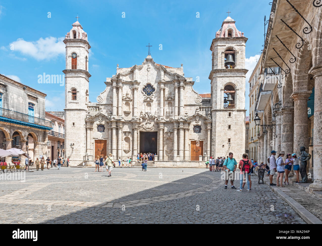 Havanna, Kuba - April 08, 2019: der Dom und Kathedrale mit Menschen Stockfoto