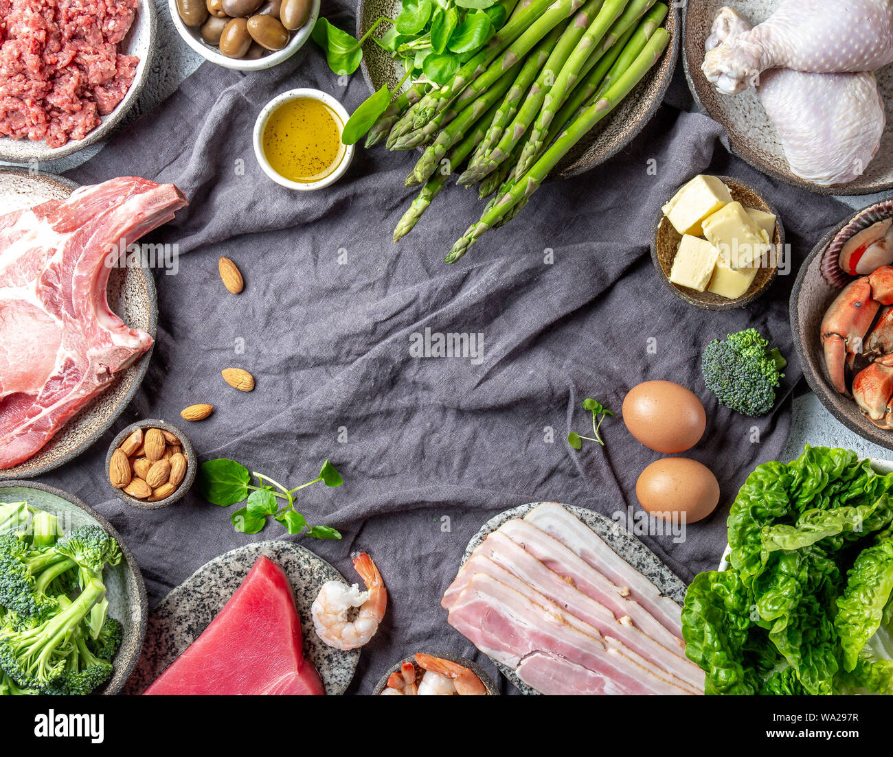 Vegetarische und tierisches Eiweiß, Kohlenhydrate und Fett. Low Carbs und ketogenic Diät. Gesundes essen Hintergrund mit kopieren. Stockfoto