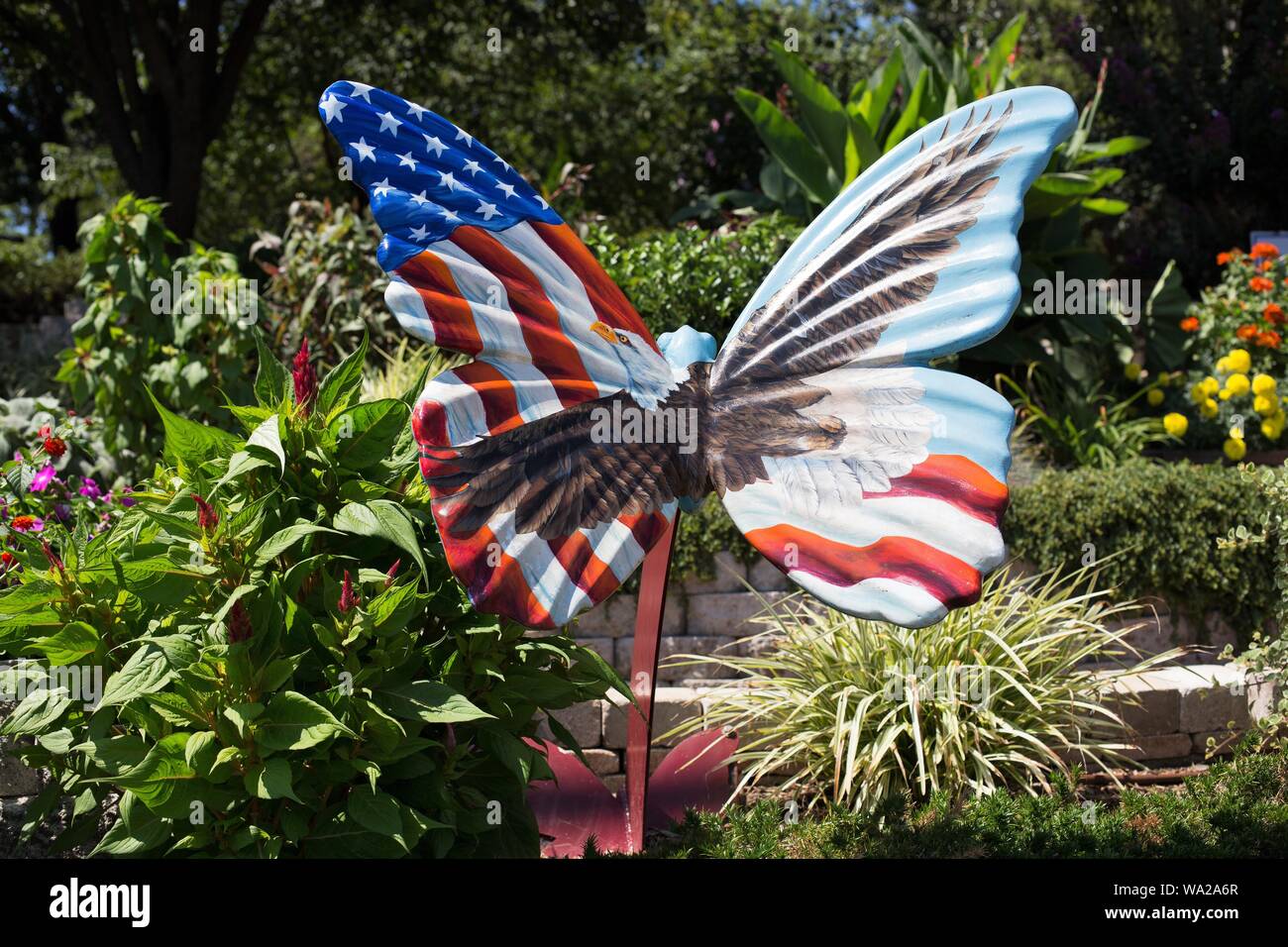 Ein Schmetterling/eagle/Flagge Skulptur am Veterans Memorial Garden in Branson, Missouri, USA. Stockfoto