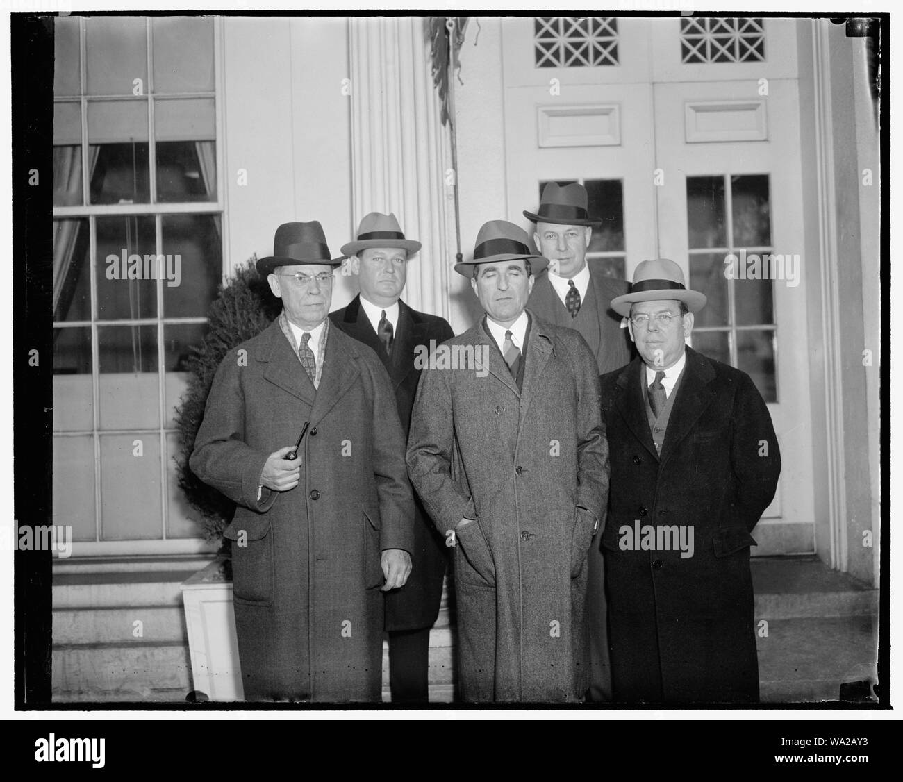 Banken bieten Präsident Zusammenarbeit auf dem Gebiet der Probleme im Bankensektor. Washington, D.C., 31.12.20. Präsident Philip A. Benson von der American Bankers Association und anderen ABA Offiziere besucht Präsident Roosevelt heute und versicherte ihm von ihrer Bereitschaft, auf Probleme im Bankensektor zu kooperieren. Sie luden auch der Präsident den Parteitag 1939 in Seattle. In der vorderen Reihe, von links nach rechts: 1911-1915 Houston, zweiter Vizepräsident; Robert M. Hanes, Erster Vizepräsident; Philip A. Benson, Präsident. Hintere Reihe: Robert L. Fleming, früherer Präsident und Dr. Harold Stonier, Rechts, Geschäftsführer der ABA, 12/2 Stockfoto