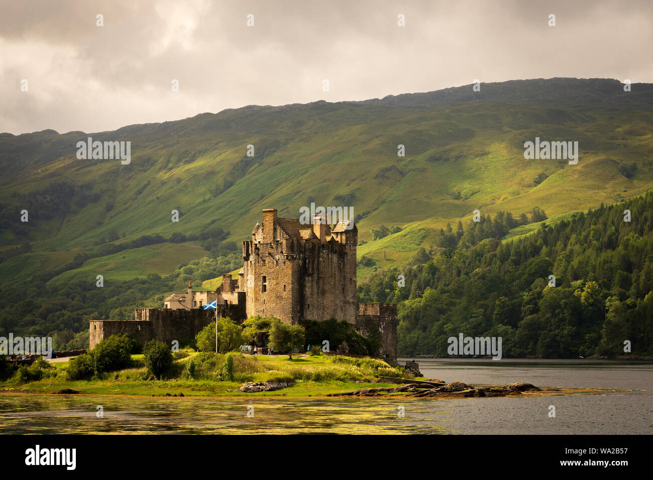 Eilean Donan Castle ist eine der bekanntesten Burgen in Schottland und sitzt, wo drei Seen, inmitten von wunderschönen Highland Landschaft eingebettet. Stockfoto