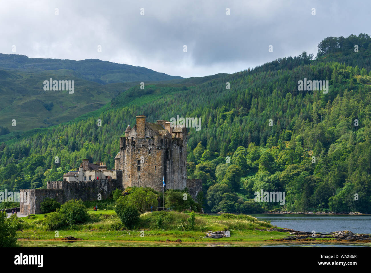 Eilean Donan Castle ist eine der bekanntesten Burgen in Schottland und sitzt, wo drei Seen, inmitten von wunderschönen Highland Landschaft eingebettet. Stockfoto