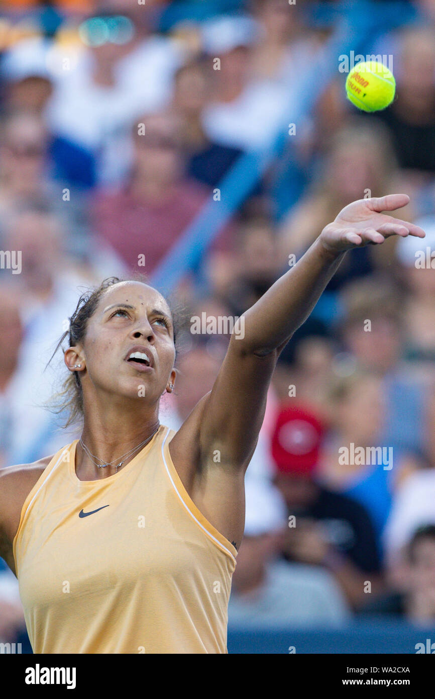 Mason, Ohio, USA. 16 Aug, 2019. Madison (USA) wirft den Ball während der Freitag Viertelfinale Umlauf des Westlichen und Südlichen Öffnen im Lindner Family Tennis Center, Mason, Oh zu dienen. Credit: Scott Stuart/ZUMA Draht/Alamy leben Nachrichten Stockfoto