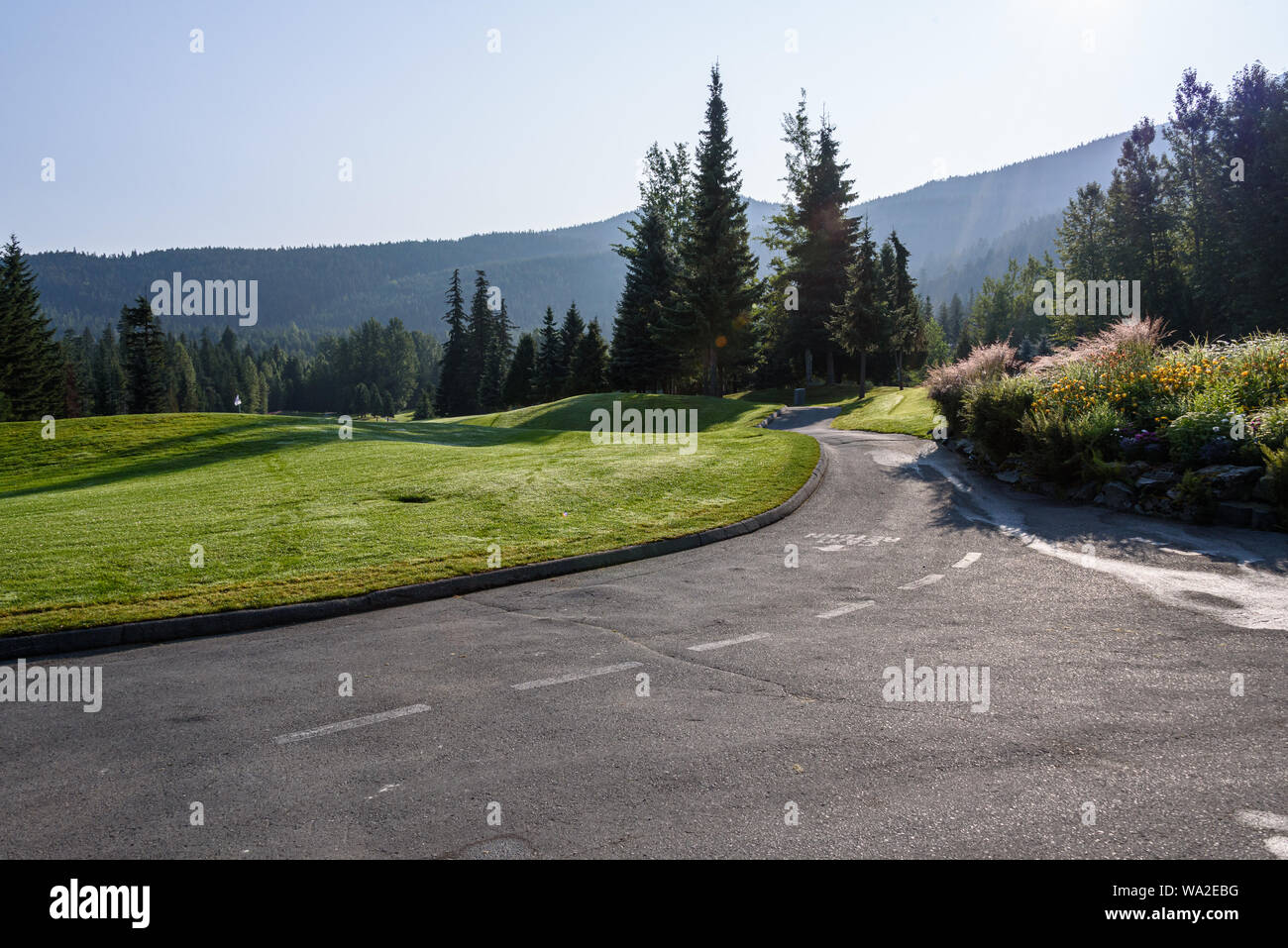 WHISTLER, BC/KANADA - August 3, 2019: Fairmont Chateau Whistler Golf Club am frühen Morgen an den Löchern 1 und 18. Stockfoto