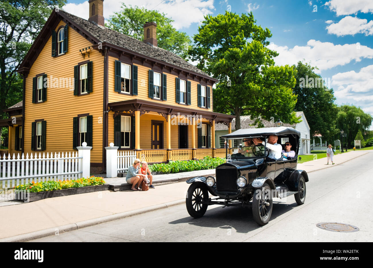 Vintage Ford Modell T Automobile transport Besucher während des historischen Greenfield Village am Henry Ford Museum in Dearborn, Michigan, USA Stockfoto