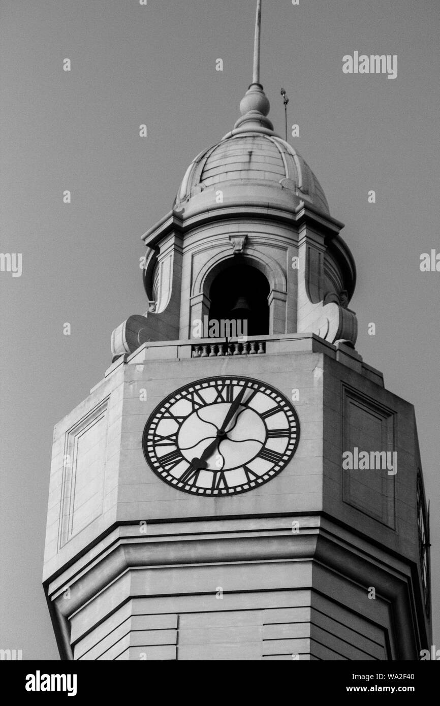 Clock Tower in historischem Gebäude im französischen Stil Stockfoto