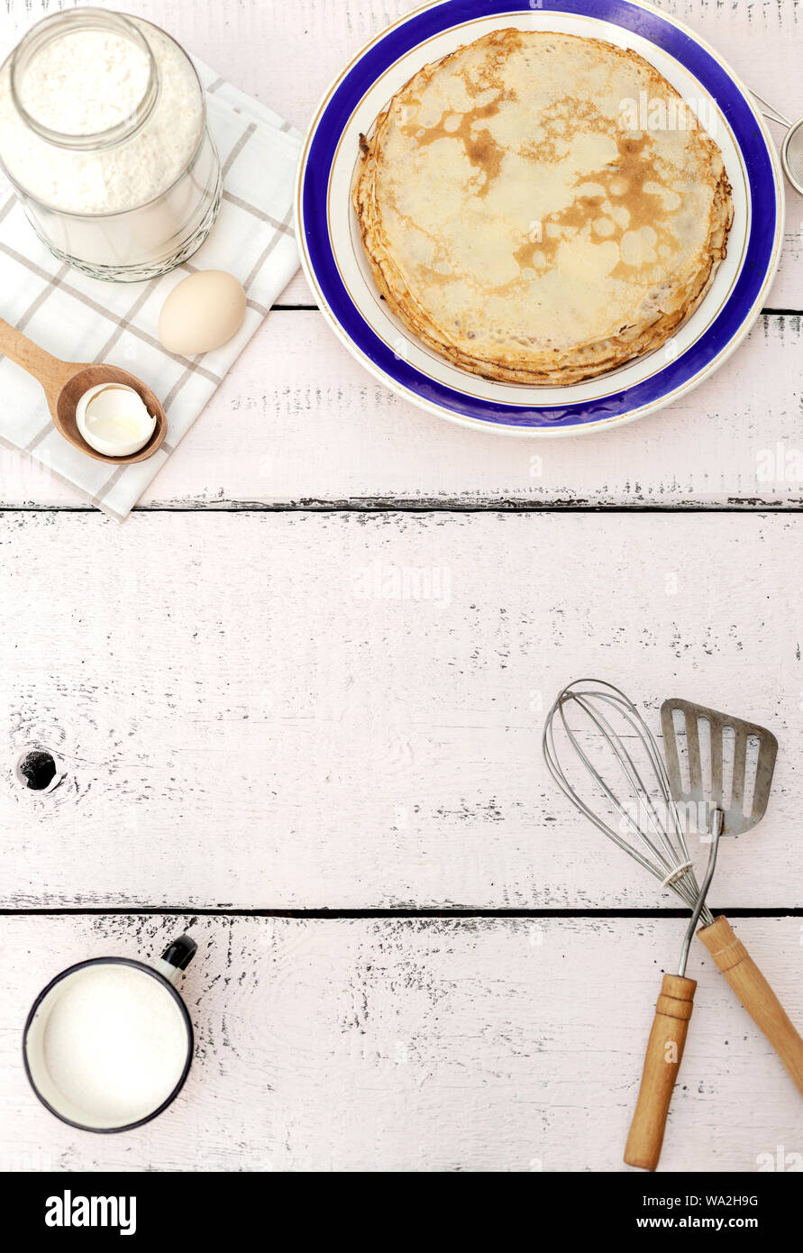 Kochen Pfannkuchen. Zutaten, Geschirr und Küchenutensilien für Pfannkuchen. Selektive konzentrieren. Stockfoto