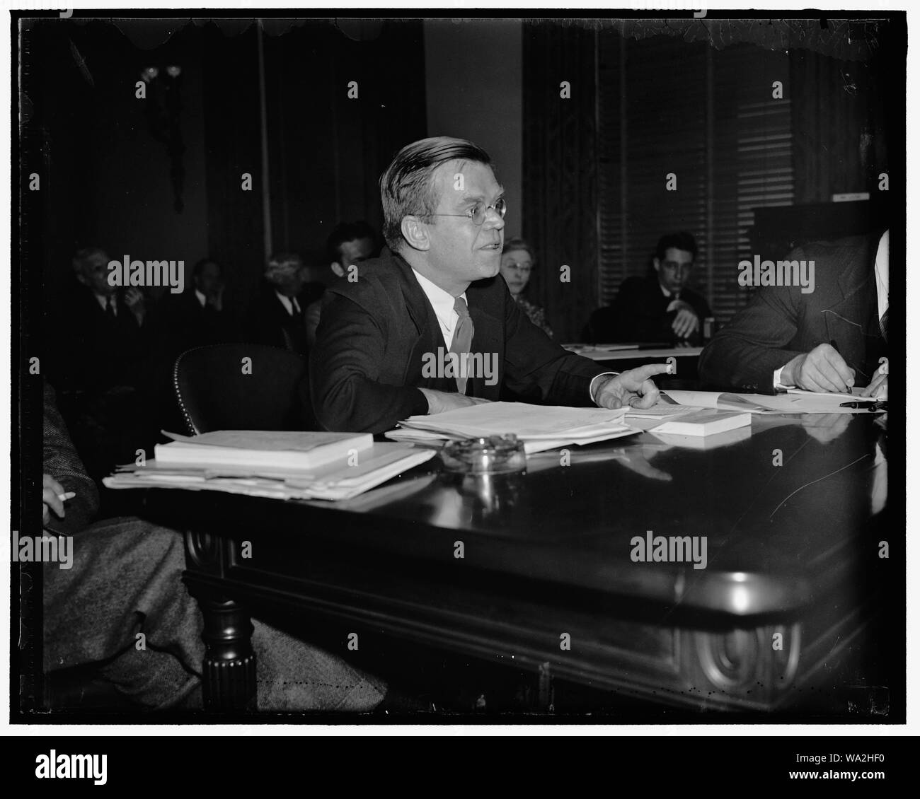Vor dem Haus der Landwirtschaft Ausschuss. Washington, D.C. bezeugen vor dem Haus der Landwirtschaft Ausschuss für Landwirtschaft Mieter Rechtsvorschriften heute; Gardner Jackson, für den Ausschuß für den ländlichen sozialen Dienst, dass der Präsident vor Farm Mieter Rechtsvorschriften völlig unzulänglich war. Stockfoto