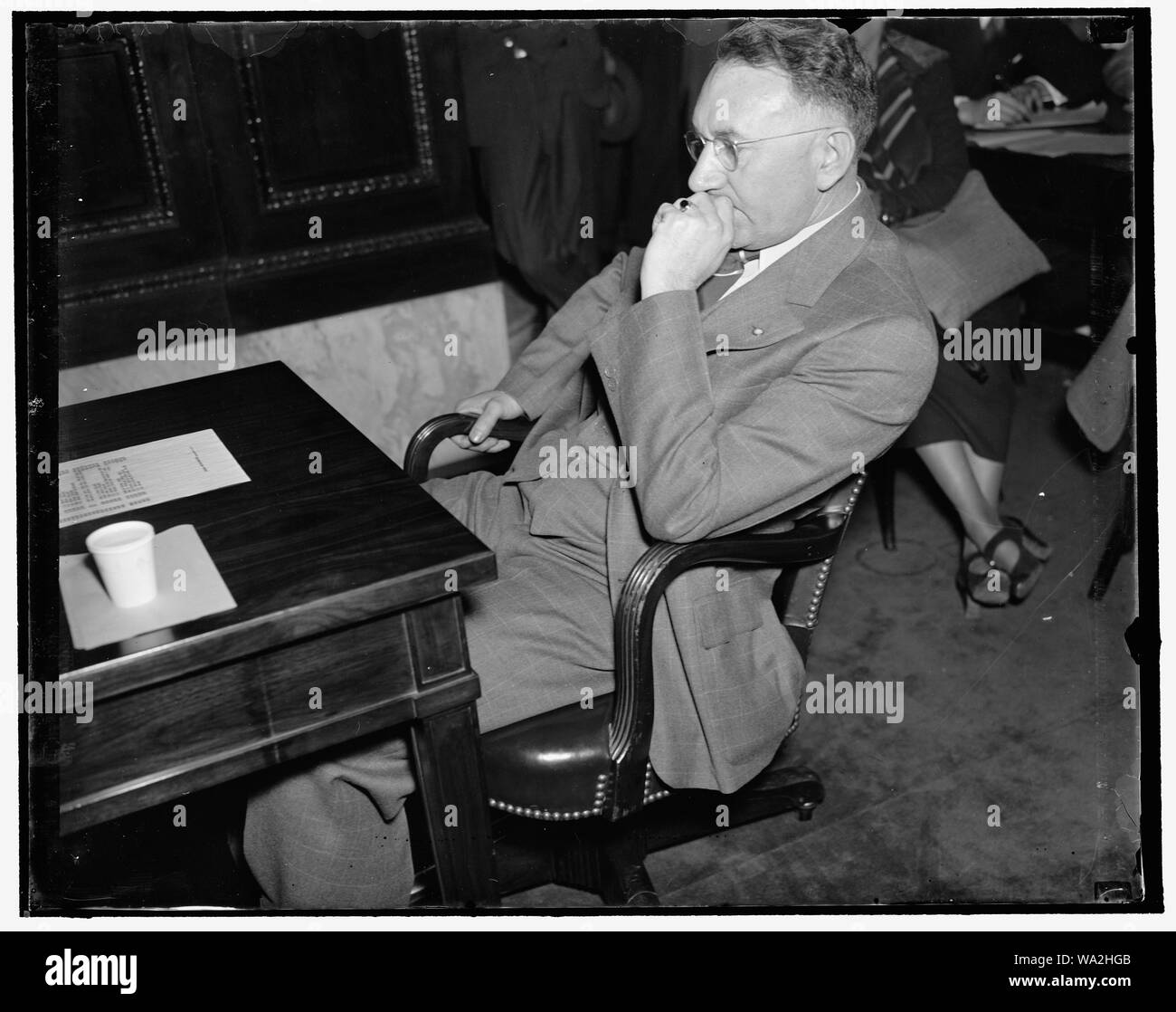 Vor dem Senat Ausschuss für bürgerliche Freiheiten, Justiz und Inneres. Washington, D.C., am 15. April. Vor dem Senat Ausschuss für bürgerliche Freiheiten, Justiz und Inneres heute, George S. Ward, Sekretär der Harlan County, Ky., Kohle Betreiber Verein, sagte, daß seine organiziation ihre Beurteilung auf die Kohle Unternehmen drei Mal in den letzten vier Jahren in Zeiten der Union meine Organisation Antriebe verdoppelt hatte. Das jährliche Einkommen für die Organisation von Unternehmen Mitglieder ist zwischen $ 60.000 und $ 70.000 und ist von einem gewöhnlichen Bewertung von 1/2 Cent pro Tonne erhoben, die auf Kohle gewonnen wurde, 4/15/1937 Stockfoto