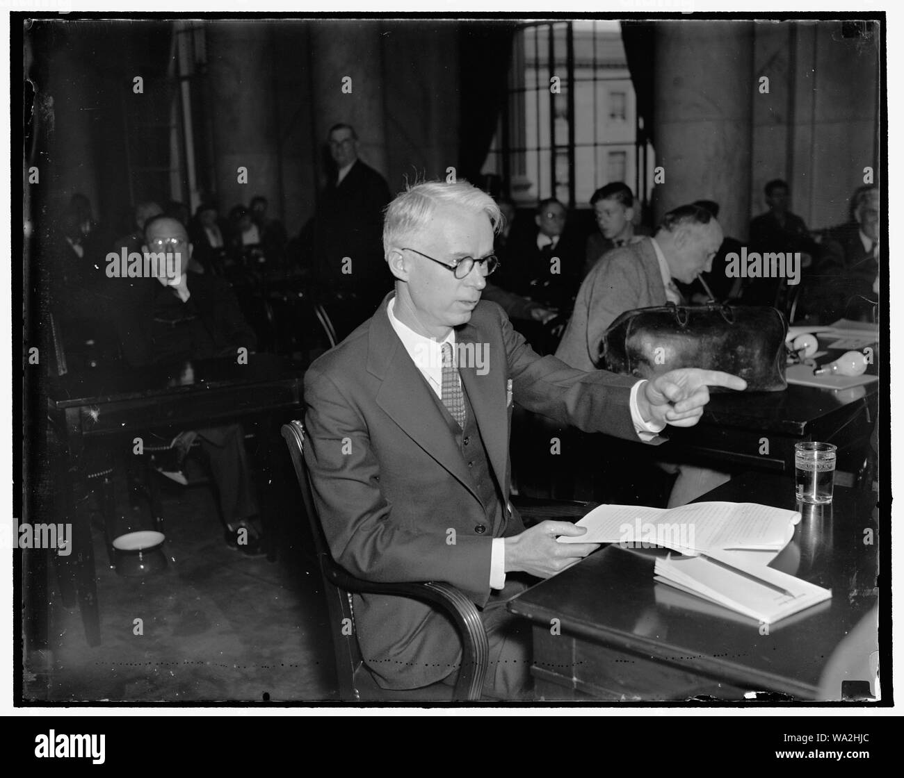 Vor Senat-rechtsausschusse. Washington, D.C., den 20. März. Irving gewähren, St. Louis, Editor, sagte der Senat-rechtsausschusse heute, daß es katastrophal ist die Geschicke der Vereinigten Staaten in die Hände von fünf Richter des Supreme Court, der die Politik der Regierung, während die Justiz Programm der Präsident usurpiert haben zu verlassen. Grant fügte hinzu, dass er glaubte, dass das vorgeschlagene Gesetz war fehlerhaft, weil es für eine permanente Steigerung bei Gericht die Mitgliedschaft bis zu 15 3/20/1937 Stockfoto