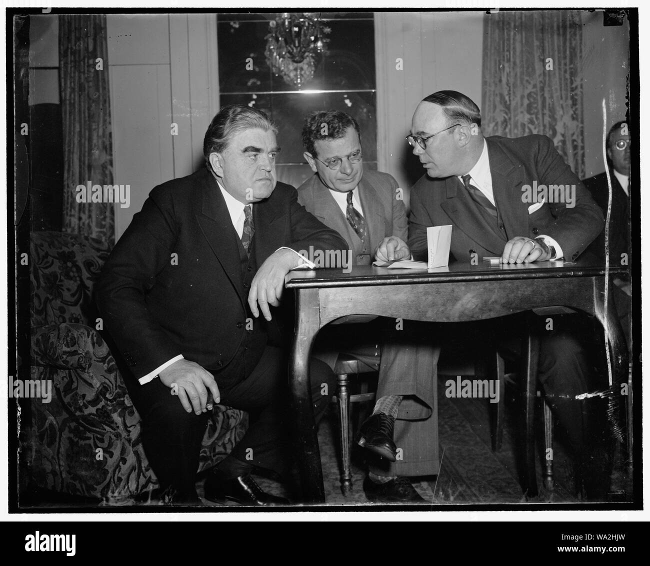 Vor der Eröffnung Gong. Washington, D.C. März 8. Großen Drei des Arbeitsmarktes Nonpartisan Liga stellte kurz vor dem Gong Klang der Konvent der Liga in Washington heute zu öffnen. Über 600 Gewerkschaftsführer aus allen Teilen des Landes wurden hier für die erste Sitzung. Im Bild, von links nach rechts: John Lewis, United Mine Präsident und Vorsitzender des Executive Committee von der Liga; Sidney Hillman, Schatzmeisterin; und Maj. George L. Berry, Präsident der Liga, 3/8/1937 Stockfoto