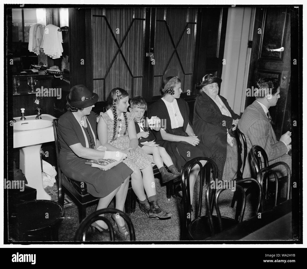 Bergdoll Familie im Senat für militärische Angelegenheiten Ausschuss hören. Washington, D.C., den 24. Mai. Die Familie von Grover Cleveland Bergdoll, der Weltkrieg draft Dodger, die nach Deutschland geflohen, um sich der Strafverfolgung zu entziehen, wurden im Senat für militärische Angelegenheiten Ausschuss Zimmer heute als Harry Weinberger, Bergdoll Rechtsanwalt, das Haus genehmigt Rechnung Bergdoll konzipiert, von der Rückkehr in die Vereinigten Staaten zu verhindern. Gleichzeitig Weinberger gab bekannt, dass Bergdoll ist an Bord der Liner Bremen, die in New York morgen ankommen werden. Bergdoll werden dann zu der Kommandierende General des Zweiten Korps Bereich abgetreten. Stockfoto