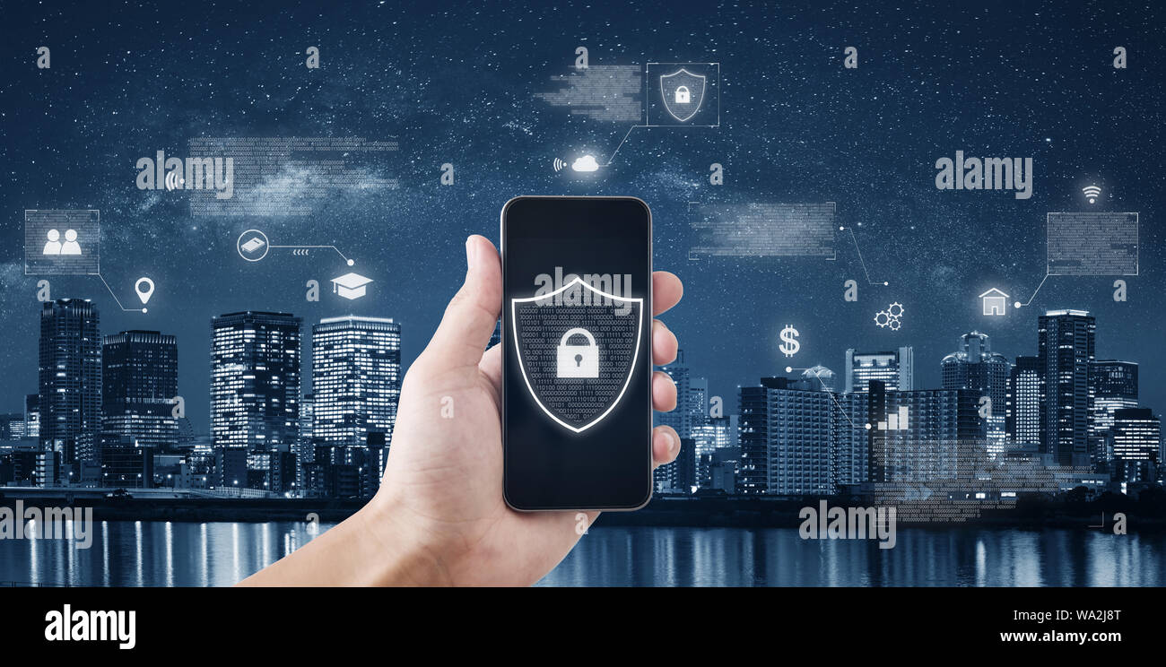 Mobiler Anwendungen Datensicherheit und internet Sicherheitstechnik. Geschäftsmann Entriegelung smart phone mit Stadt Hintergrund Stockfoto