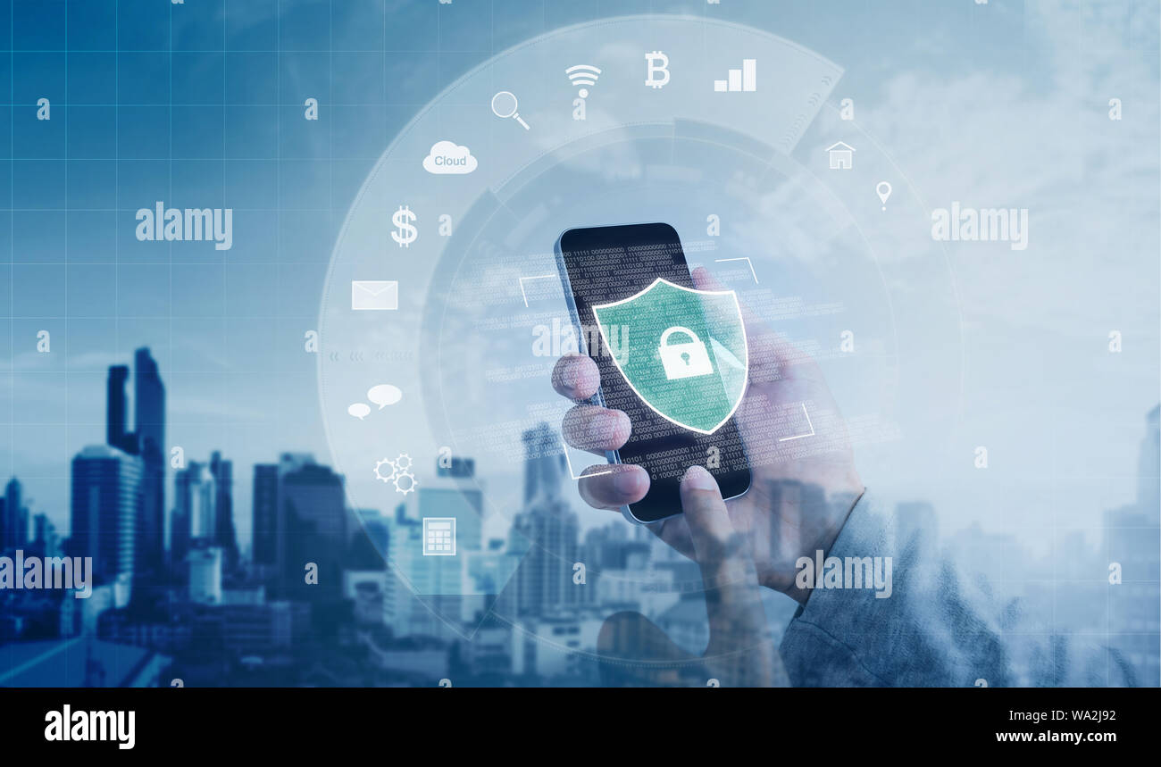 Mobile und Online Data Security System. Hand mit smart phone mit Verriegelung und Symbol für die Anwendung Stockfoto