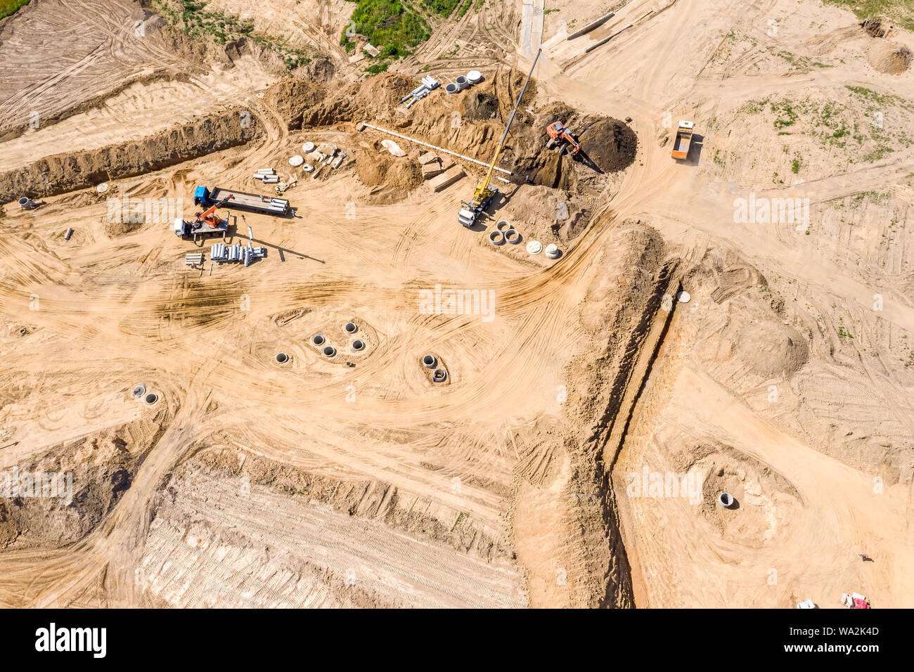 Industrielle Maschinen Installation von Kanalisation an der Baustelle. Antenne Top View Stockfoto
