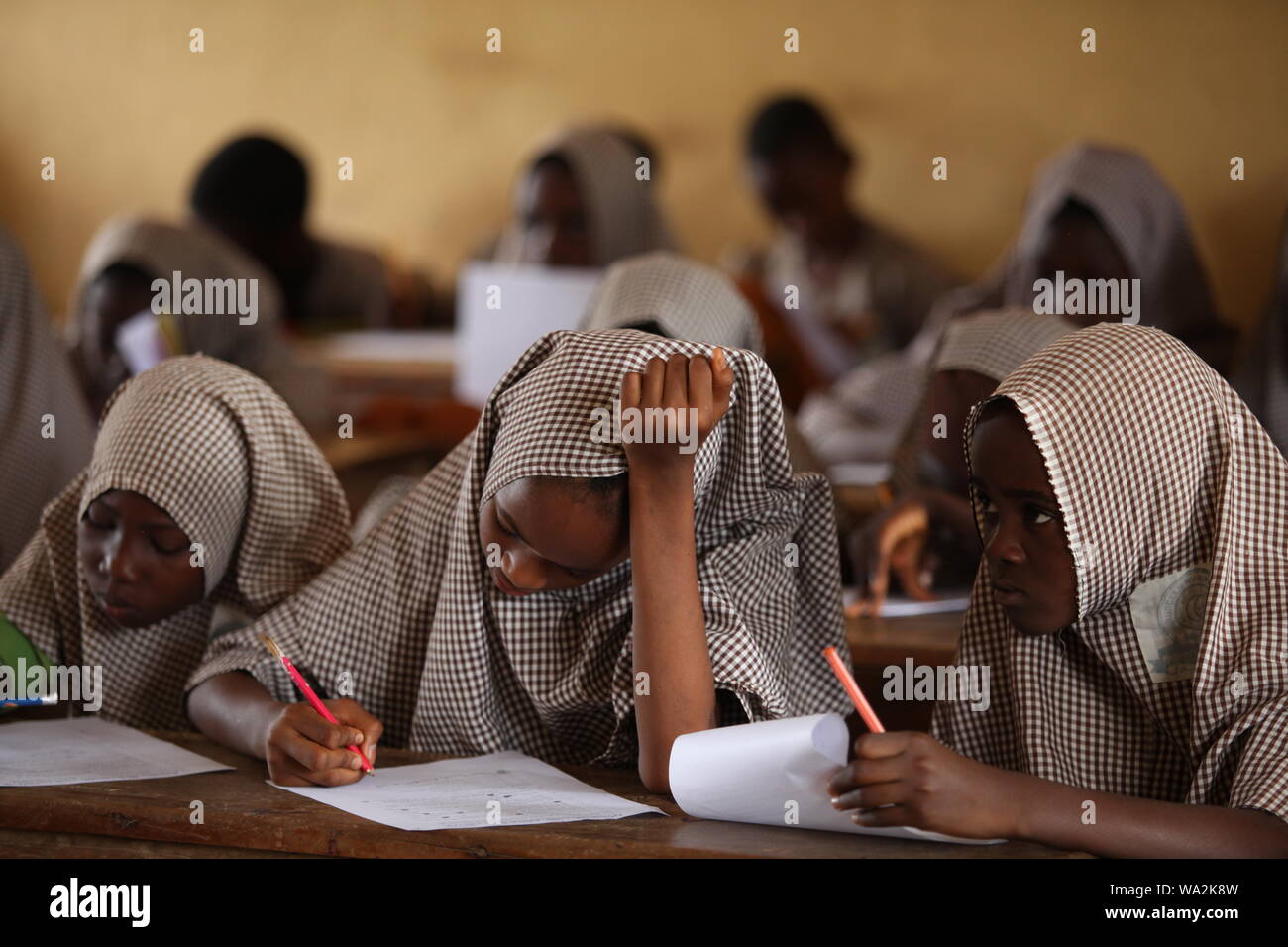 Schüler der Klasse in Nigeria Grundschule im Zimmer unzureichend Stockfoto