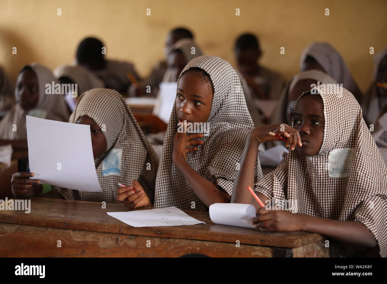 Schüler der Klasse in Nigeria Grundschule im Zimmer unzureichend Stockfoto