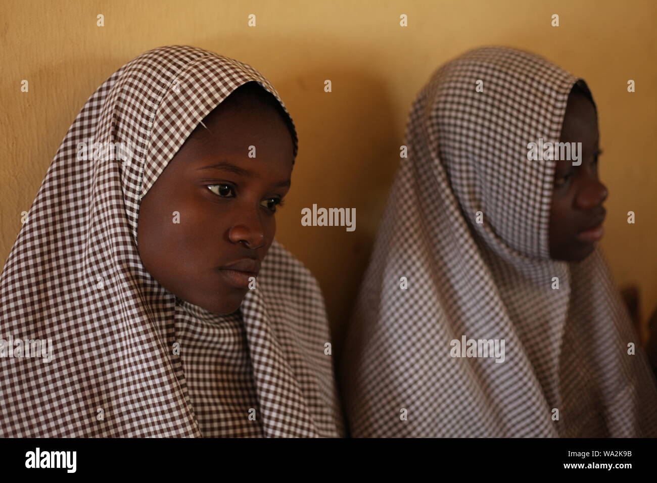 Schüler der Klasse in Nigeria Grundschule im Zimmer unzureichend Stockfoto