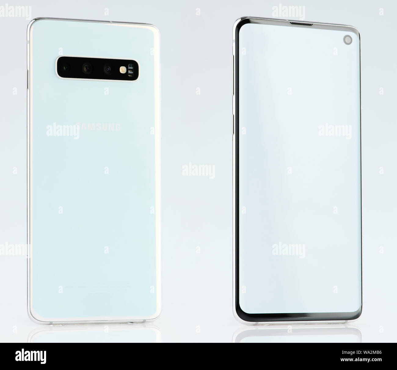 New York, USA - Juni 28, 2019: Winkel Blick auf Weiß Samsung Galaxy S10 Smartphone auf weißem studio Hintergrund isoliert Stockfoto