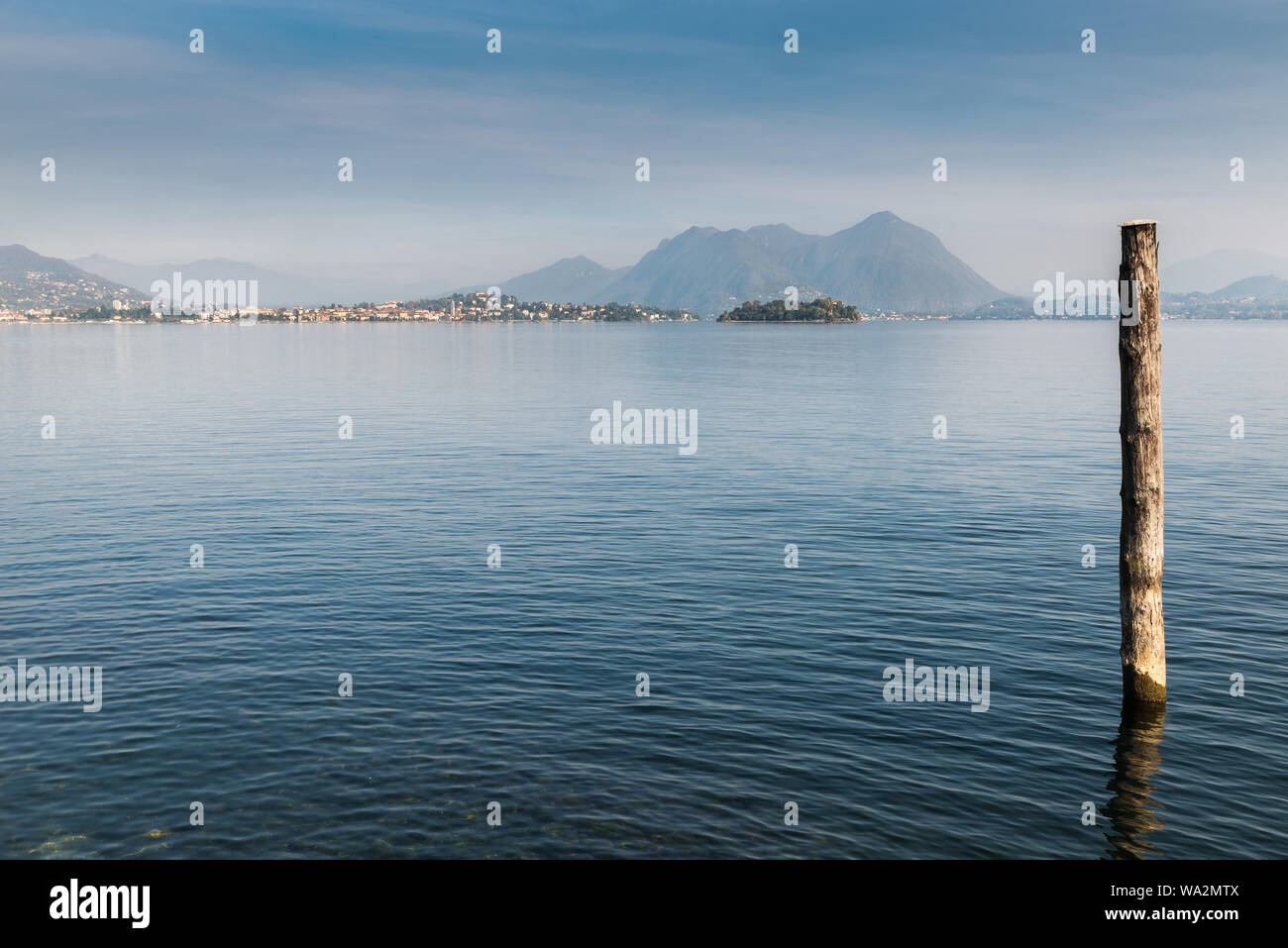 Große italienische See. Lago Maggiore in Baveno. Blick Richtung Pallanza Stadt Stockfoto