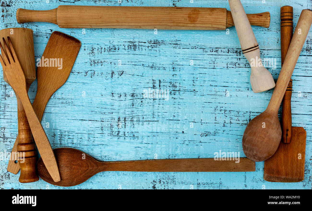 Jahrgang alte Küchengeräte aus Holz auf einem blauen Hintergrund. Selektive konzentrieren. Stockfoto