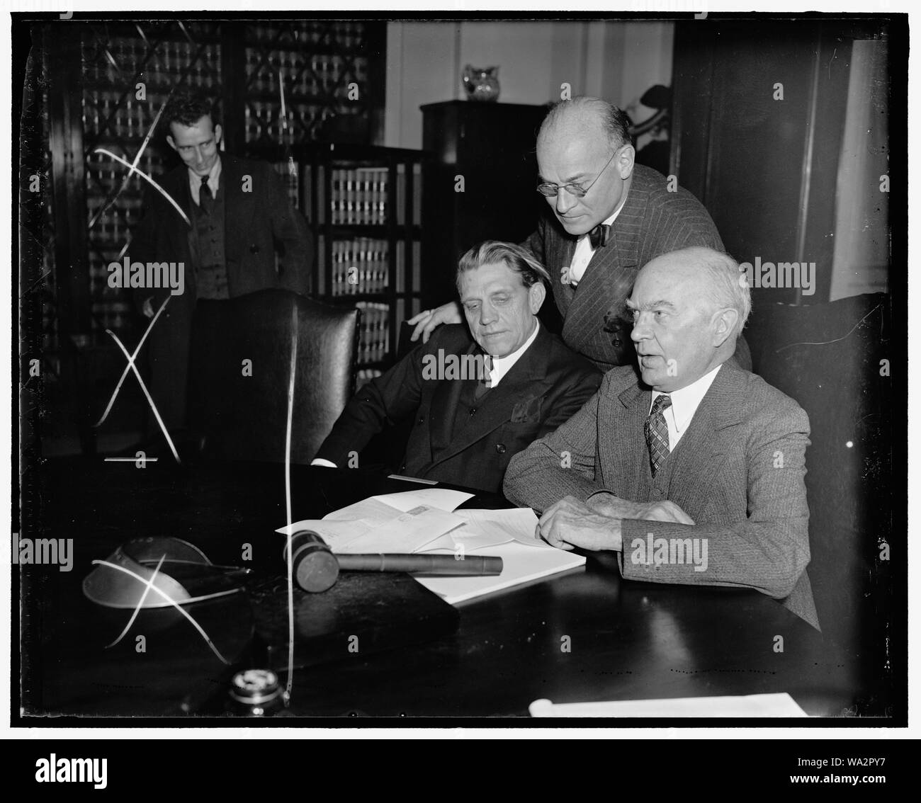 Grossen Drei von Haus der Justiz. Washington D.C. die grossen Gewehren des Repräsentantenhauses, wie sie von den Präsidenten ersuchen, die für die Erhöhung der Zahl der Mitglieder des Obersten Gerichtshofes studiert, im Anschluss an die Sitzung des Ausschusses heute. Nach rechts: Rep. US-guyer von Kansas, ranking republikanisches Mitglied des Ausschusses Links; Rep. Hatton W. Sumners, Demokrat von Texas und Vorsitzender des Ausschusses; und Rep. Emanuel Celler, von New York und Ranking Demokrat des Ausschusses Stockfoto